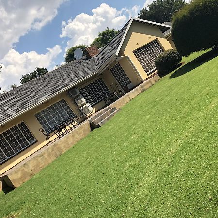 Khuvena Guesthouse Randburg Bagian luar foto