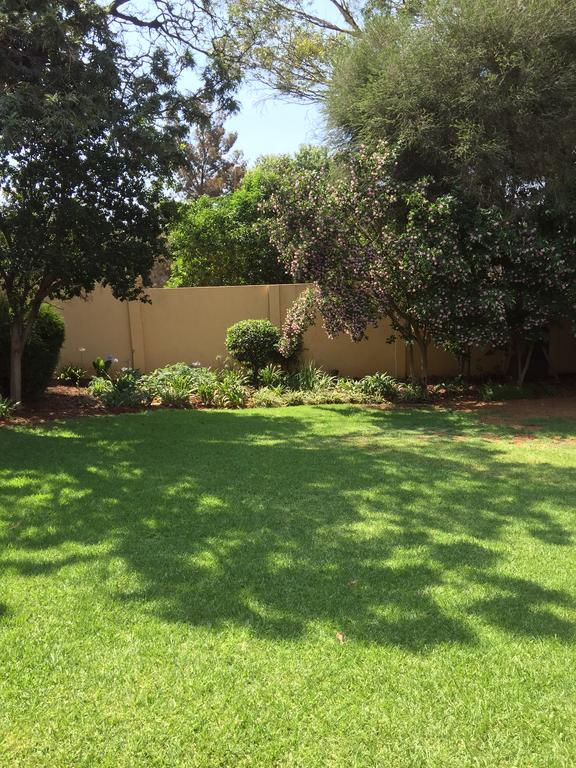 Khuvena Guesthouse Randburg Bagian luar foto