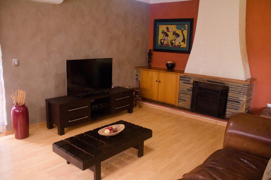 Khuvena Guesthouse Randburg Bagian luar foto