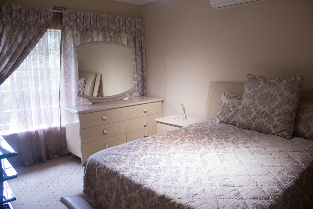 Khuvena Guesthouse Randburg Bagian luar foto