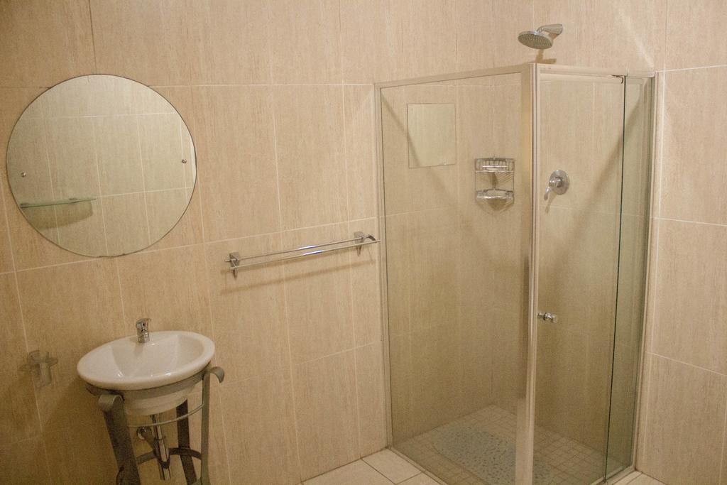 Khuvena Guesthouse Randburg Bagian luar foto