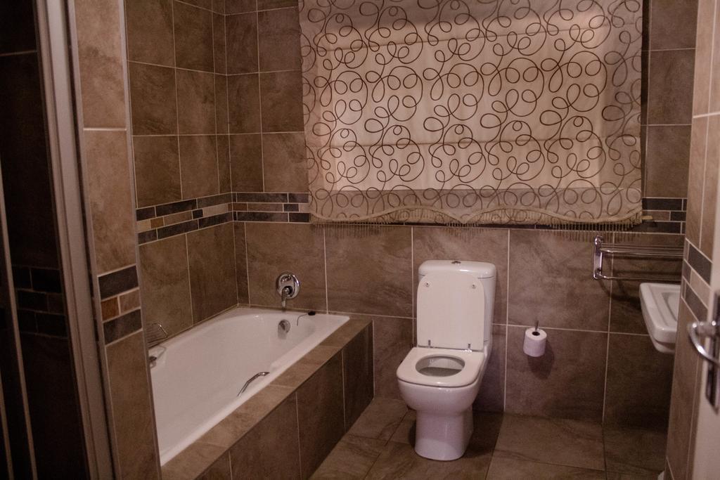 Khuvena Guesthouse Randburg Bagian luar foto