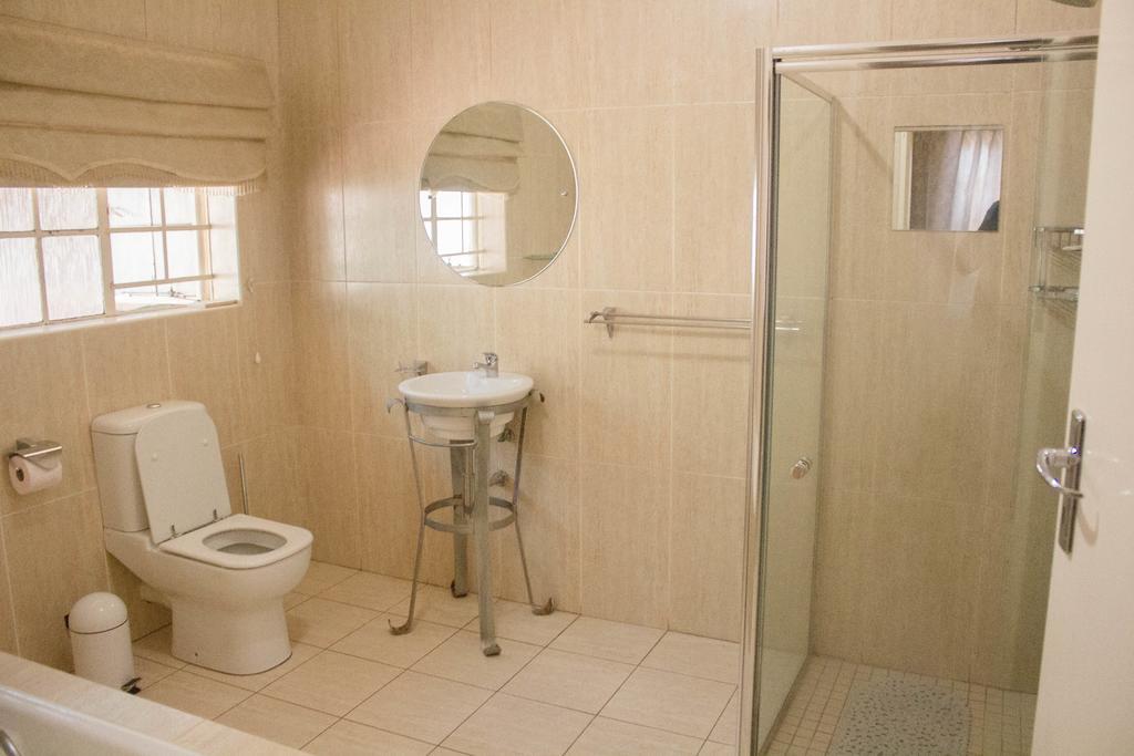 Khuvena Guesthouse Randburg Bagian luar foto