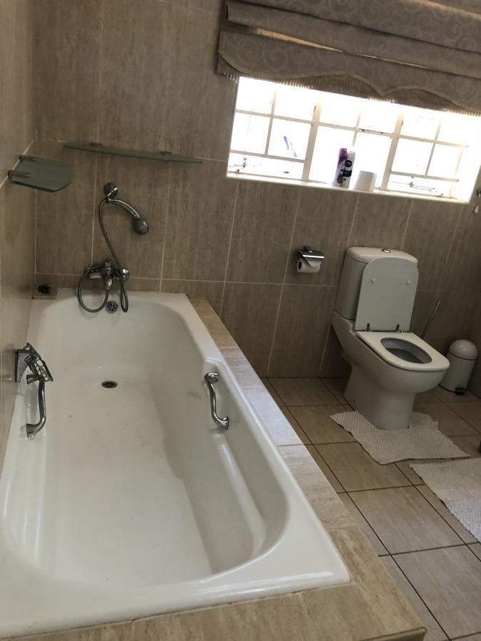 Khuvena Guesthouse Randburg Bagian luar foto