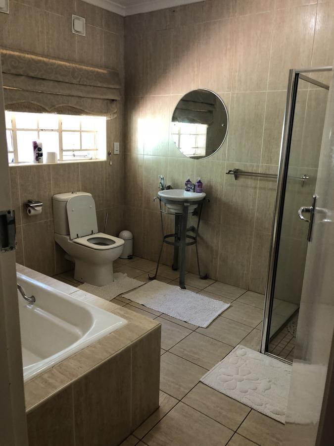 Khuvena Guesthouse Randburg Bagian luar foto