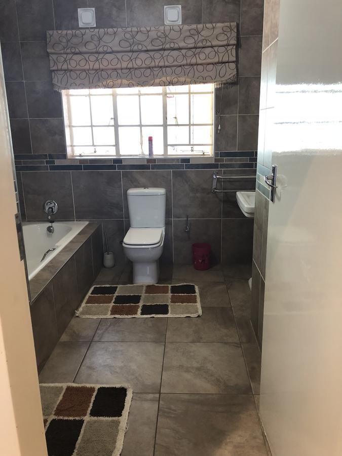 Khuvena Guesthouse Randburg Bagian luar foto
