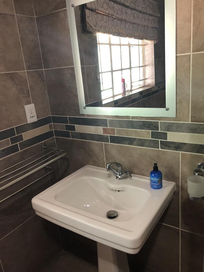 Khuvena Guesthouse Randburg Bagian luar foto