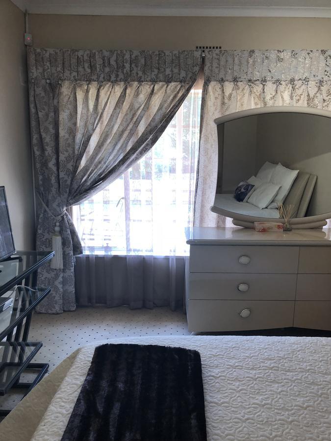 Khuvena Guesthouse Randburg Bagian luar foto
