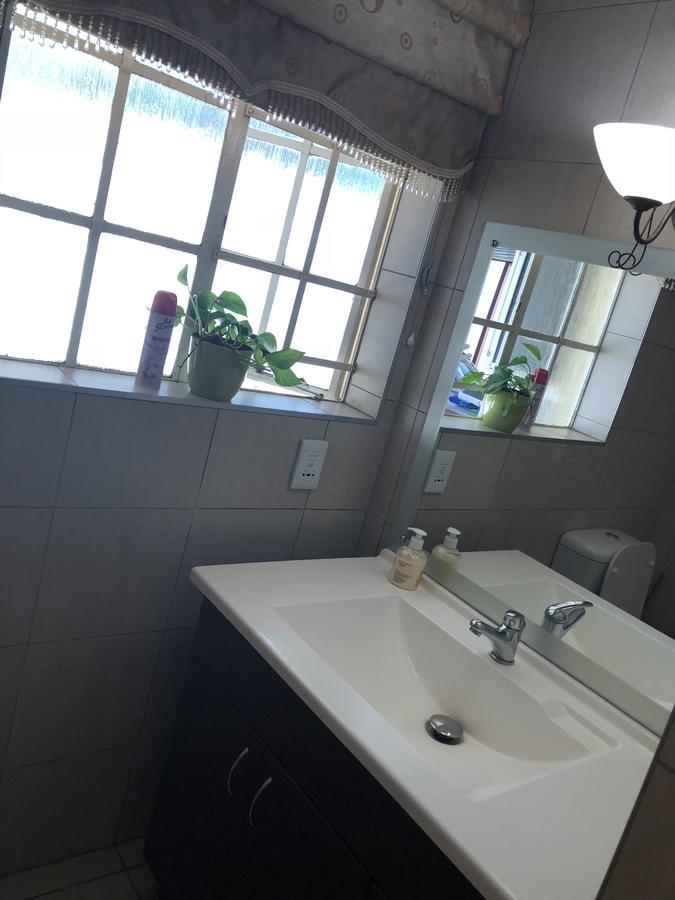 Khuvena Guesthouse Randburg Bagian luar foto