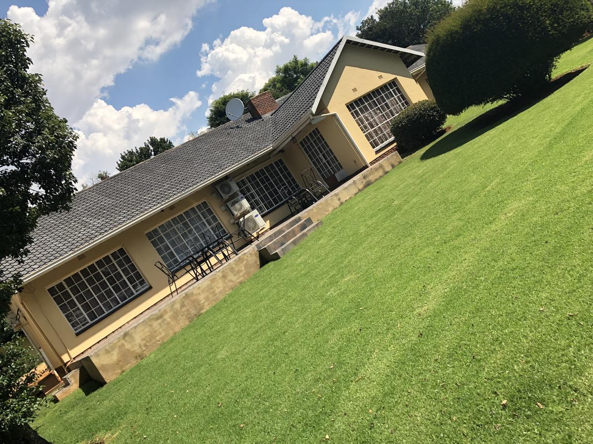 Khuvena Guesthouse Randburg Bagian luar foto