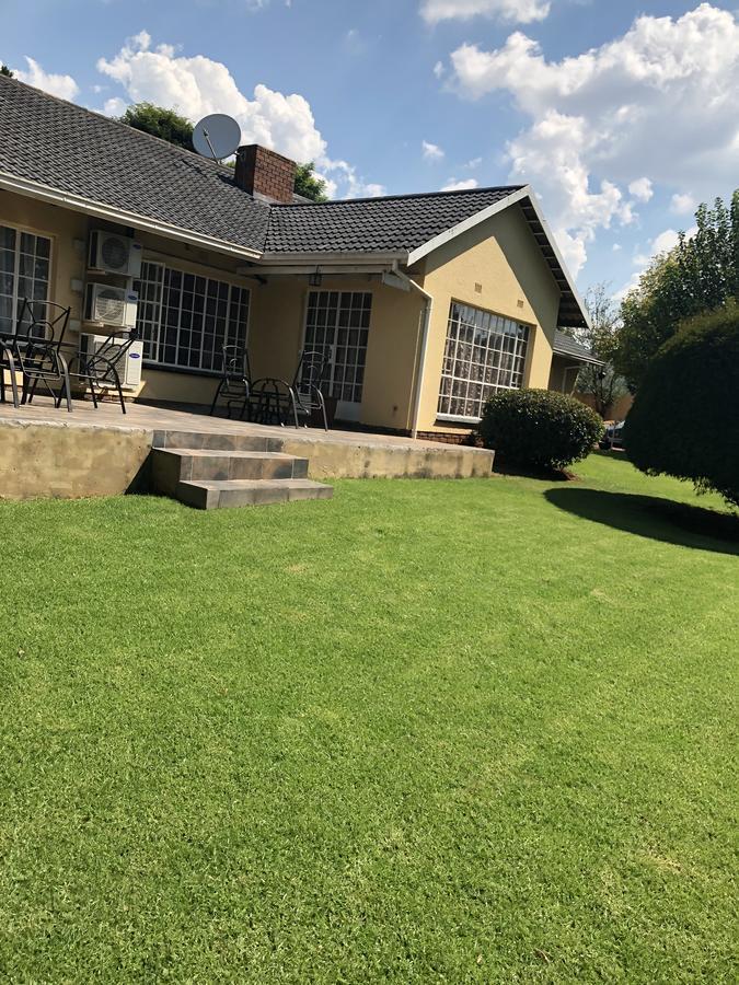 Khuvena Guesthouse Randburg Bagian luar foto