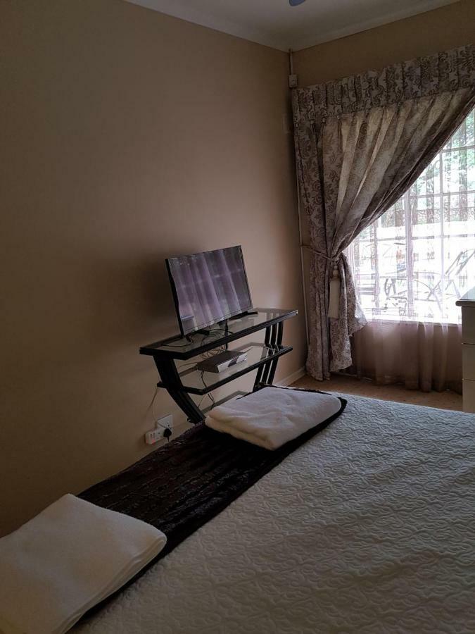 Khuvena Guesthouse Randburg Bagian luar foto